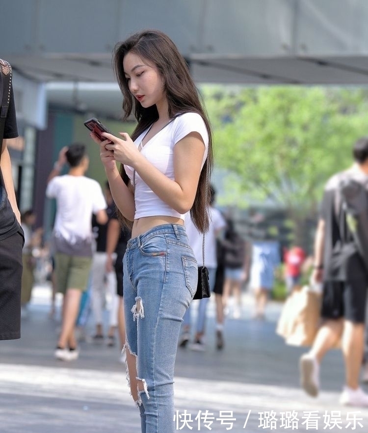 街拍|美女身材姣好,面容精致,这样的小姐姐好可爱