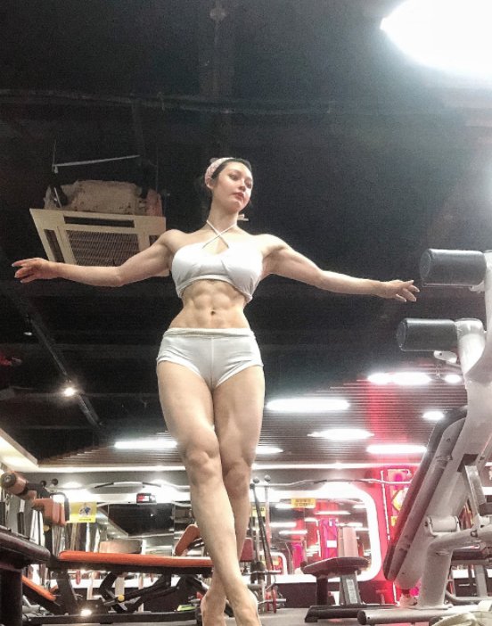 白大褂|青岛辣妈，脱下白大褂，一身腱子肉力量感十足