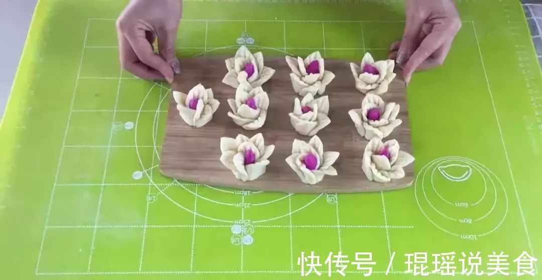 面粉不捏花太可惜了,横竖来一刀,筷子一压,不费时,超简单