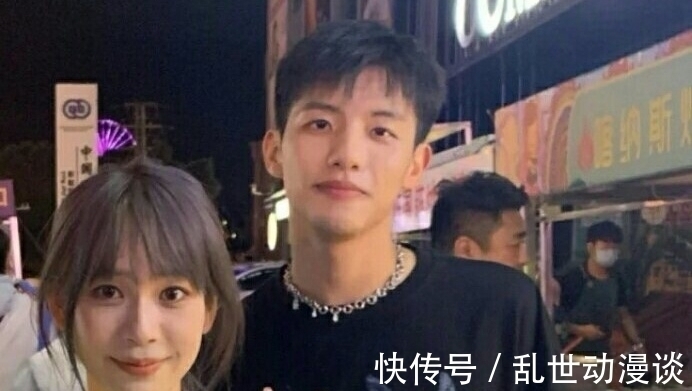 背着女友参加恋爱综艺，吃尽cp福利的素人嘉宾，戏里戏外都在演？