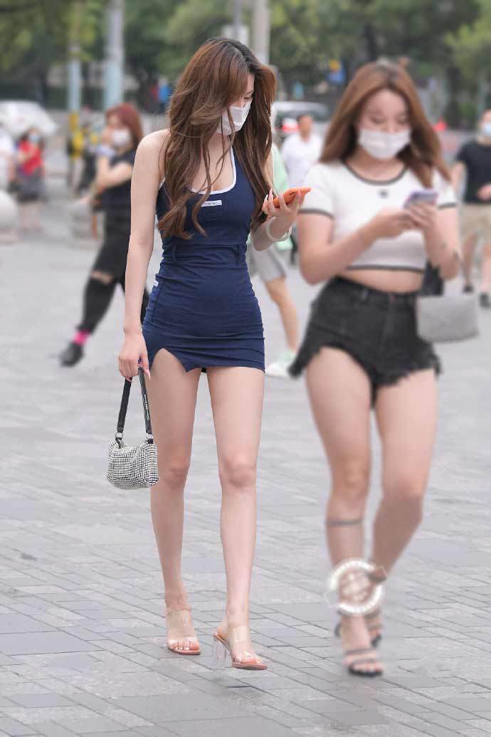 175身高的小姐姐,穿修身包臀裙搭配水晶鞋,美到骨子里