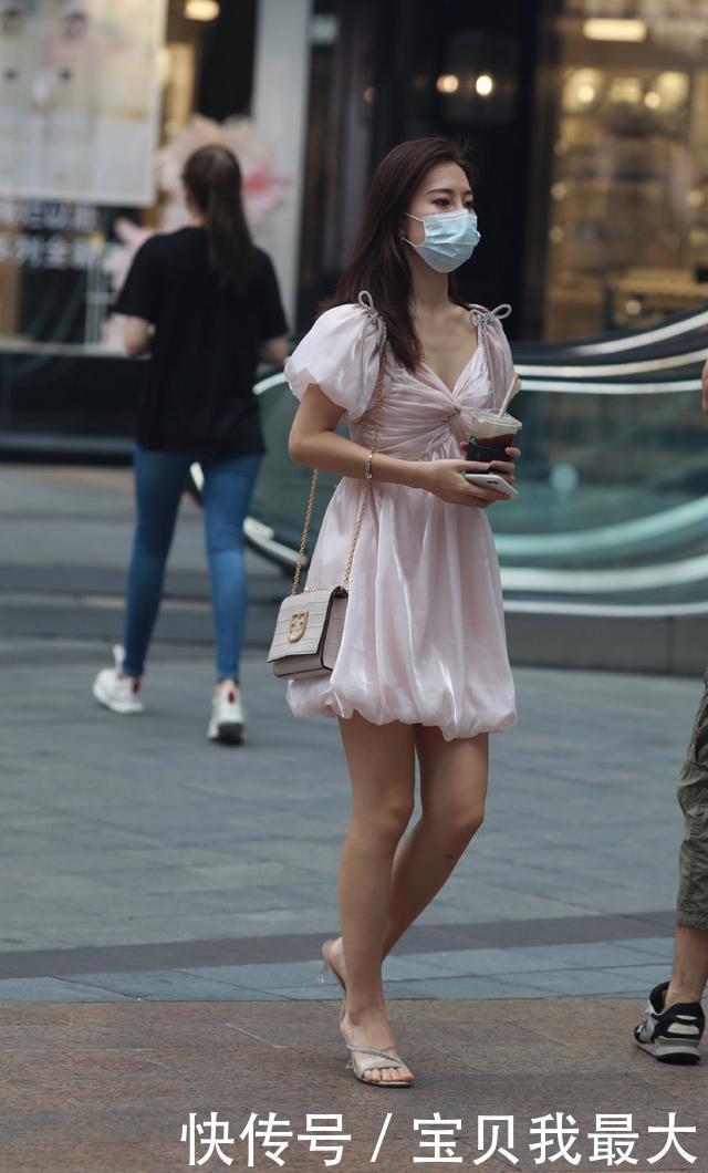 搭配显老怎么办浅色的连衣裙搭配,想不年轻都难