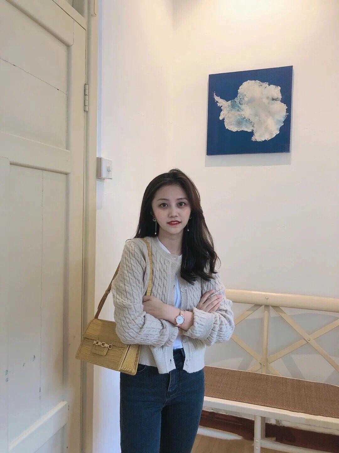 小蛮腰|秋天穿搭温度与风度并存,毛衣开衫搭配九分裤保暖舒适,漂亮大气