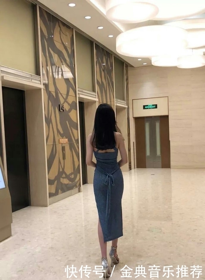 众人|街拍小姐姐包臀裙释放“背影杀”,美好的呈现在众人眼前