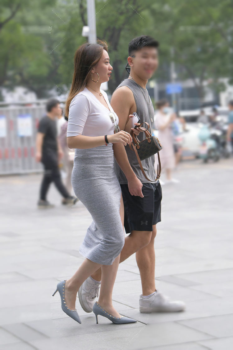 紧身 白色的衬衫搭配绿色的紧身包臀裙，时尚而简约，会增添不少魅力