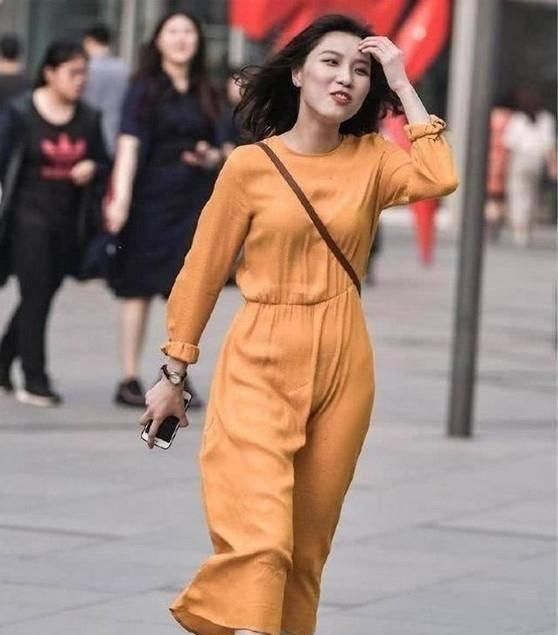 黑色|街拍微胖美女黑色紧身裤,展现了温婉迷人的气质