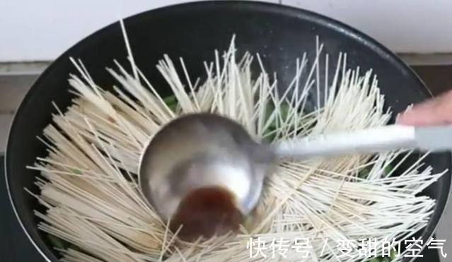 面条不要水煮,不要蒸了,试试这种做法,5分钟做1锅,全家抢着吃!