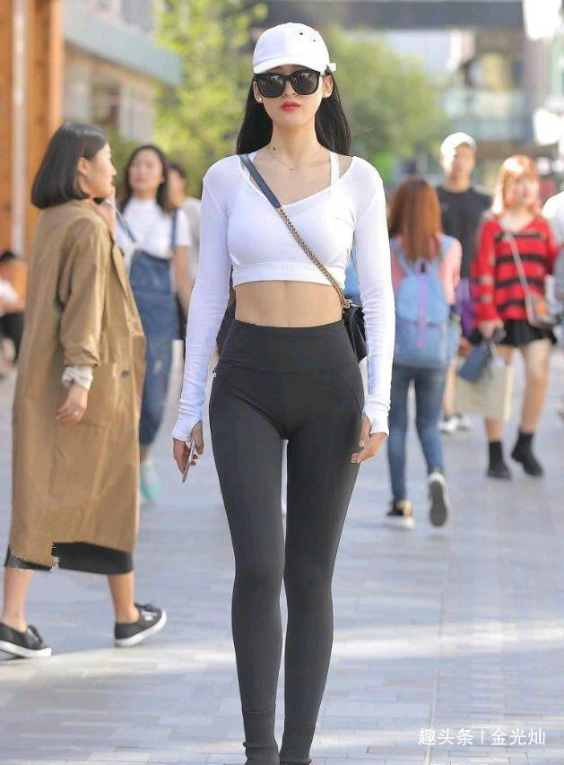 整体造型 穿“无痕”打底裤的美女,杵着长腿如“踩高跷”,有实力