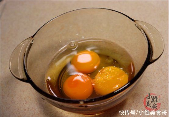 食用油|炒丝瓜最忌先放油，教你一招，丝瓜白嫩，不出水不发黑，超下饭