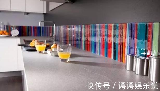 钢化玻璃|头一次见厨房不贴瓷砖，她家贴玻璃，20年如一新，和油污说拜拜