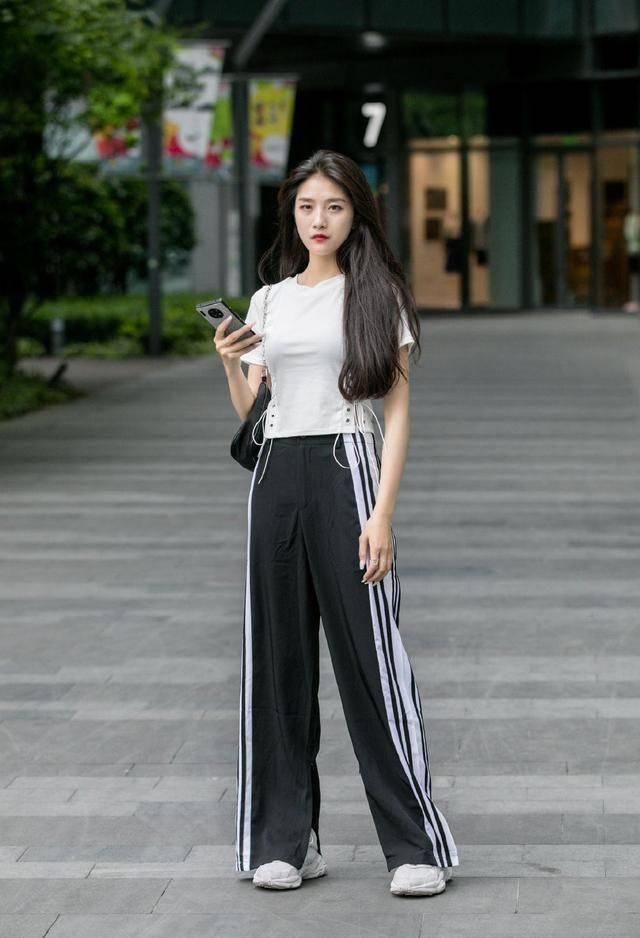 经典的“黑白配”总是穿出路人感学街头达人的穿搭,时髦洋气