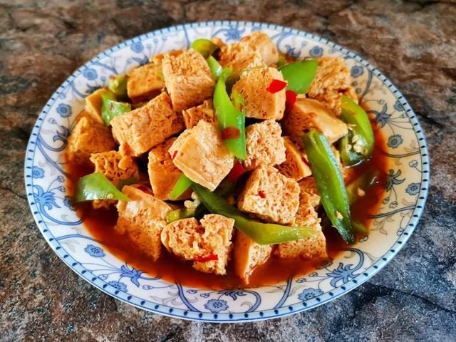 冻豆腐真是北方人的创造性美食，口感丰富有层次！热乎乎的超下饭