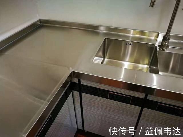 装修|装修架不住父亲劝说,在厨房装了不锈钢台面,简直就是捡了宝