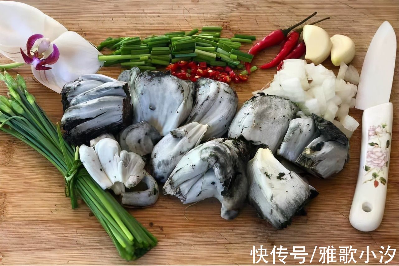 以为是青蛙！他打开玉米惊见“黑色物体”，内行网友：是“松露”