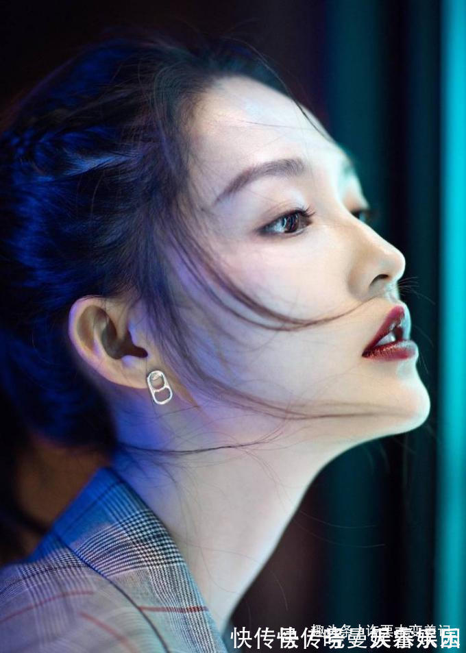 珊瑚色 女人涂口红时,要改掉这3个“坏习惯”,不然再贵口红都掉色沾杯