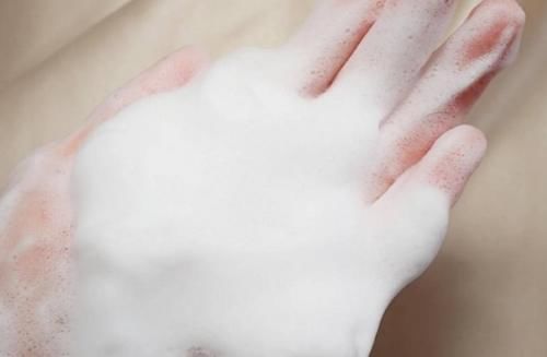 痘痘|3种公认“烂脸”的洗面奶,长期用角质层变薄伤脸,你还敢用吗?