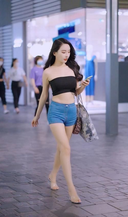 街拍,搭配黑色一字领,清凉舒适,浪漫又清丽