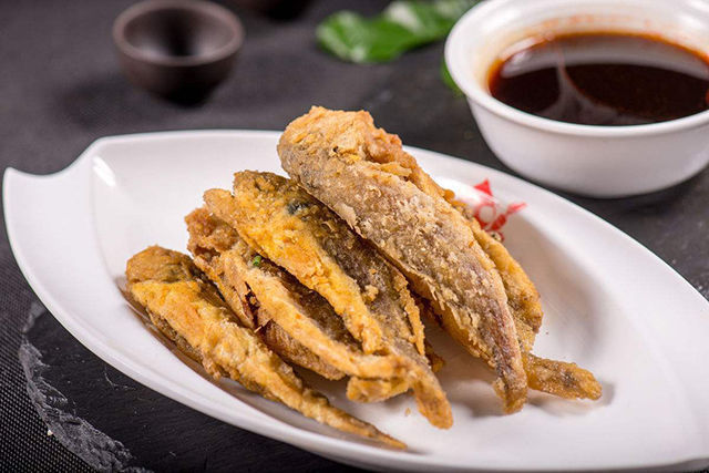 炸小黄鱼时,大厨说多加这两样东西,小黄鱼又酥又脆,还没有腥味