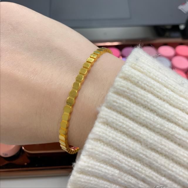 蜂巢不仅可以吃，大牌首饰作为设计元素，手腕上的六角形也很优美