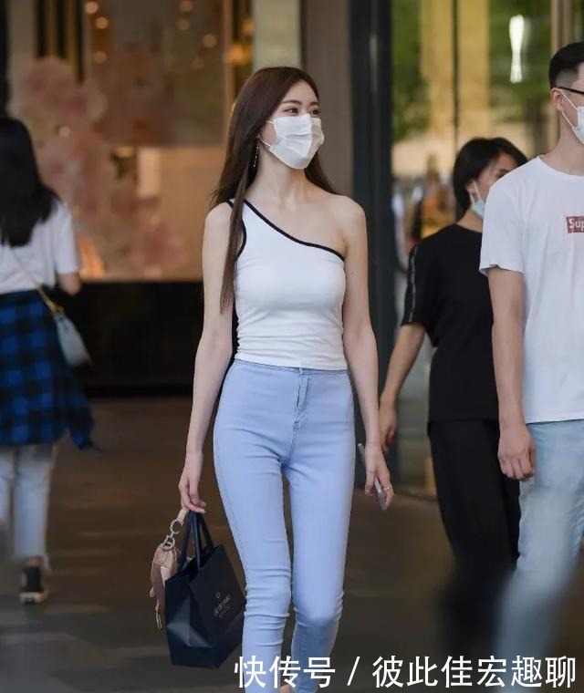 机车|打底裤搭配什么都会很帅气,略带机车感觉的装扮总是特别吸引人