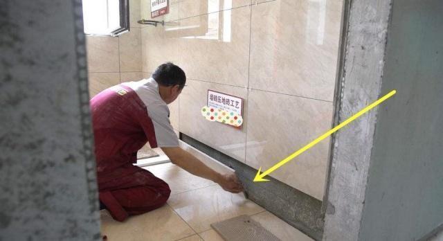 空隙|卫生间贴瓷砖,老婆非要墙边留“空隙”,老师傅直夸是个懂行人