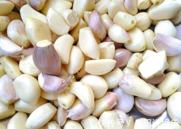 女性|女性睡前把大蒜放在枕头下,3天后,好处不请自来,早知早好