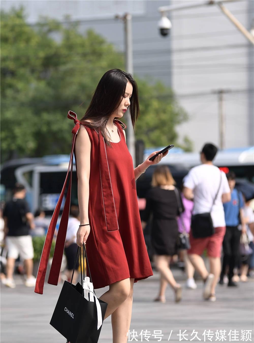 红色|红色无袖连衣裙,宽松款式,搭配高跟鞋,不挑身材又很美