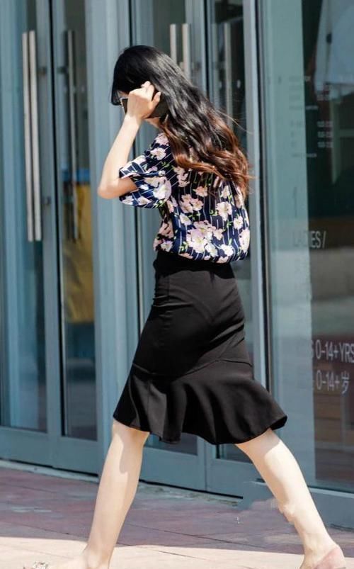 街上|街拍美女:女生都喜欢的鱼尾裙,走在街上就是仙气飘飘的小仙女