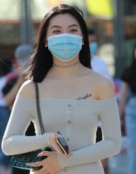 婀娜多姿 女孩要展示优美的身材，选一个字肩短裙，效果真不错