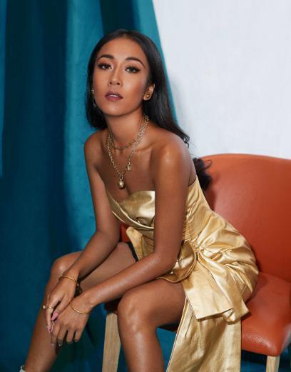 像女明星吉克隽逸就是其中之一,因有着独特的嗓音,黝黑的皮肤,过人的