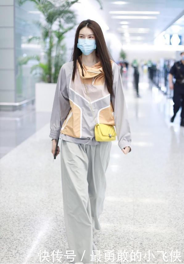 今年秋天流行穿“防风卫衣”，时髦又保暖，教你挑对颜色不踩雷