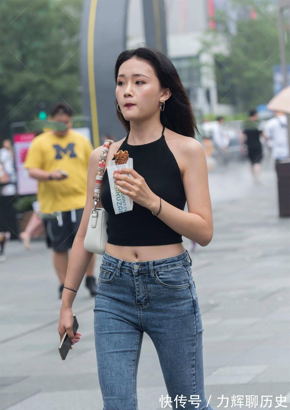 牛仔裤|黑色无袖背心配牛仔裤，帅气有个性，圆圈耳环欧美风十足