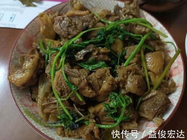 高温|带男友回家,爸爸顶着高温用柴火烧菜,吃完饭后男友留下2千元