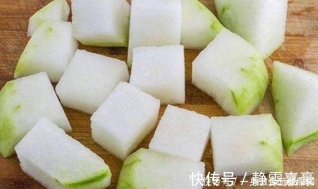 荷叶碱|肚子上赘肉太多了?白开水泡“它”,每天喝2杯,和大肚腩说拜拜