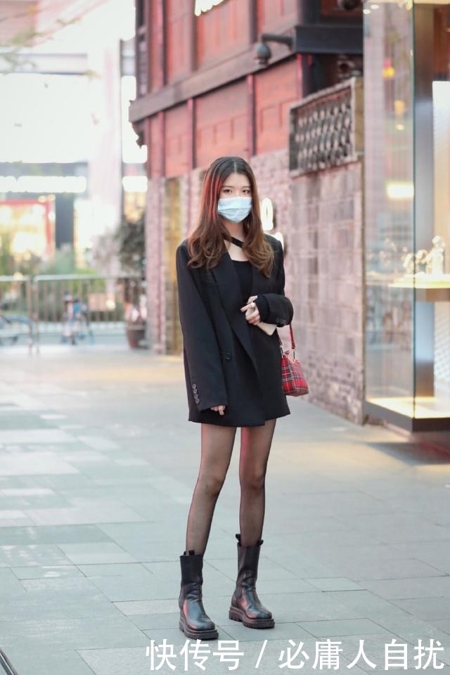 姑娘搭配一款深色的印花小衫,优雅大气