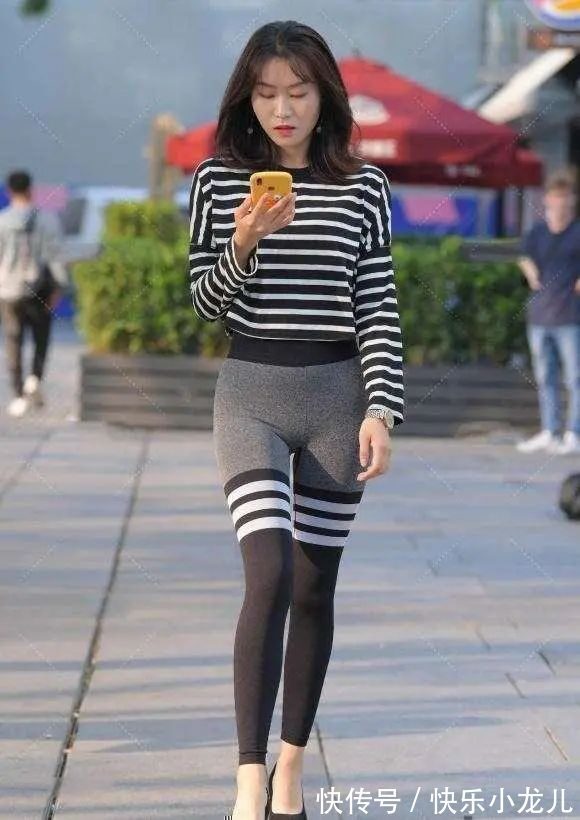 宽松 黑白条纹宽松上衣搭配灰色条纹打底裤,拉长身材比例,窈窕淑女范