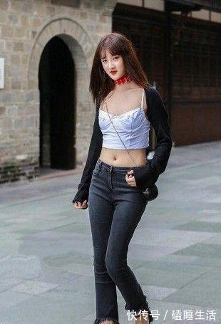 小姐姐|路人街拍，小姐姐这身穿搭很适合好身材的高挑女生穿
