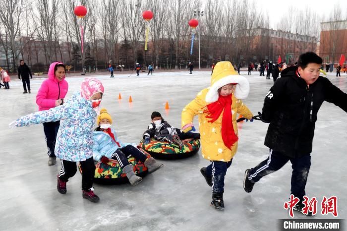 世界大学|沈阳一小学欢度冰雪节 短道速滑世界冠军与孩子们共舞