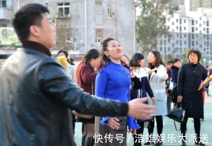 女子|父母去世,奶奶抚养孙子,十多年后,门口来辆豪车,孙子把它砸了