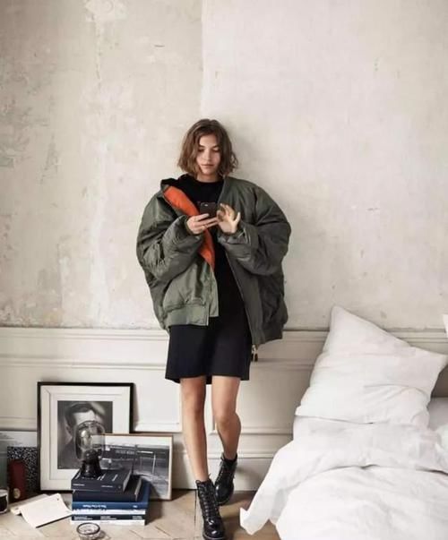 最近火了一种穿搭，叫做“羽绒服+短裙”，最适合小个子，很显高