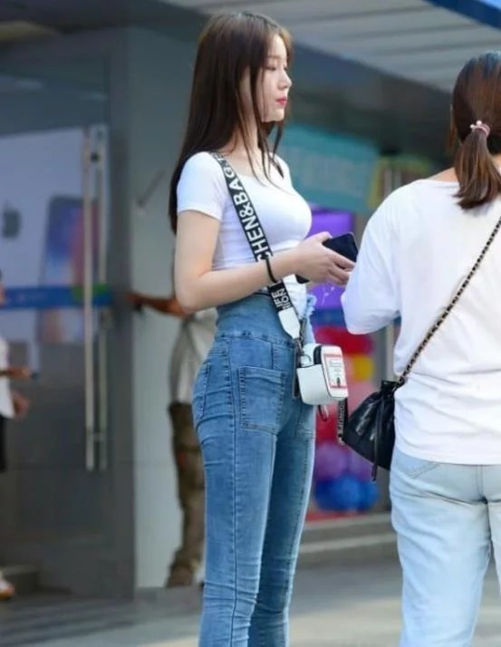 魅力|街拍软玉温香的小美女,身穿束腰红裙,时尚魅力气质甜美