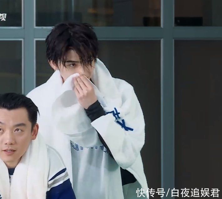 天花板|蔡徐坤在《跑男》中下水,脱妆之后素颜引热议,简直是内娱天花板