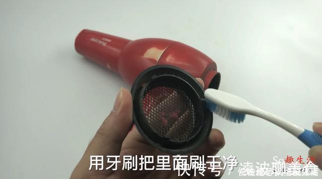 缝隙|两根旧牙刷绑一起，解决了不少人困扰的难题，抓紧提醒家人还不迟