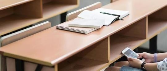 平板电脑|5岁男孩沉迷玩手机,黑眼珠逐渐“消失”,医生这孩子废了