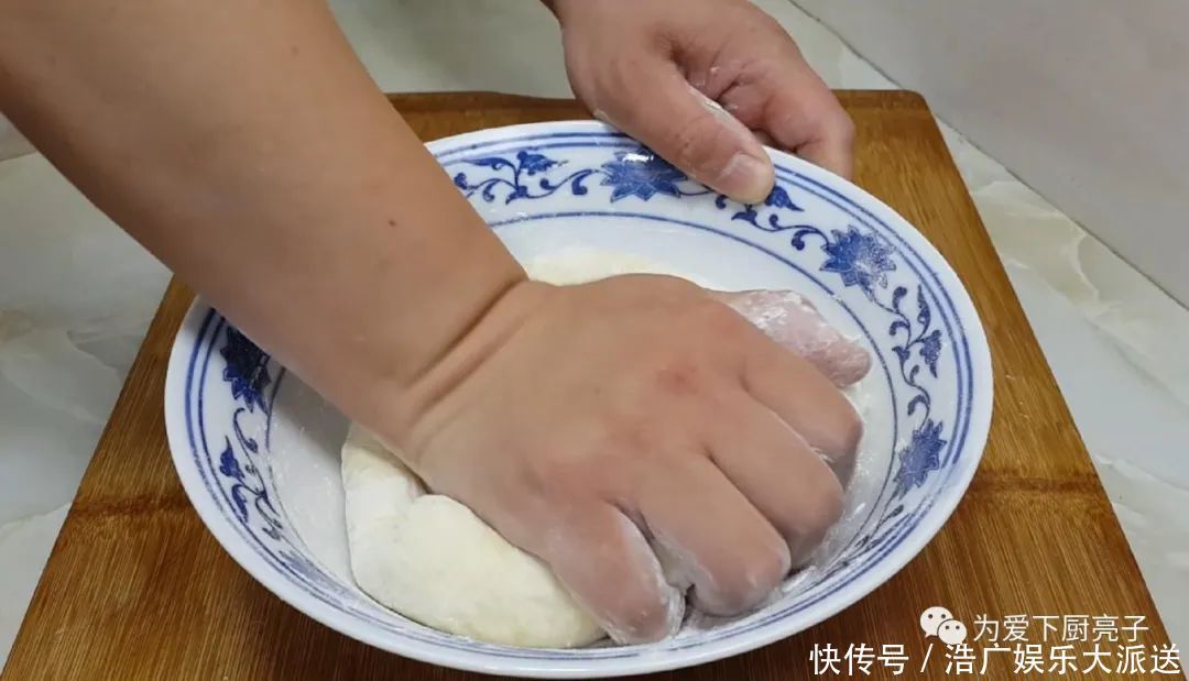 鸡蛋|土豆别再炒着吃了,撒1把葱花,比鸡蛋饼还香,出锅孩子都抢着吃