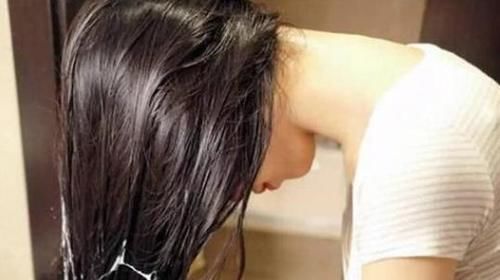 头发洗完，“吹干”还是“自然干”？很多人掉入陷阱，难怪油得快