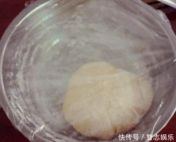 电饼铛烙饼时,总是发硬?分享4个技巧,香软多层,放凉也不硬