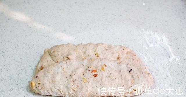 高纤|甜面包吃腻了,试试这款无油无糖的高纤面包吧!外脆内软越嚼越香