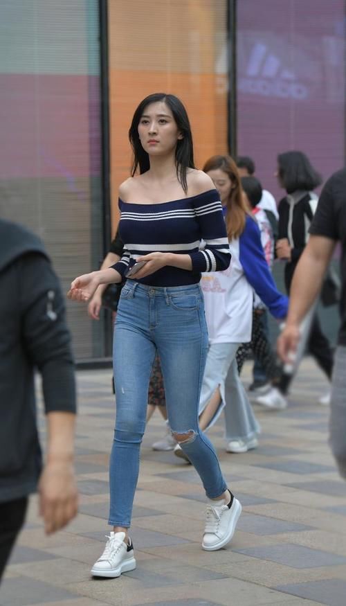 穿不腻的牛仔裤，配一字肩小衫，清爽美丽看得见