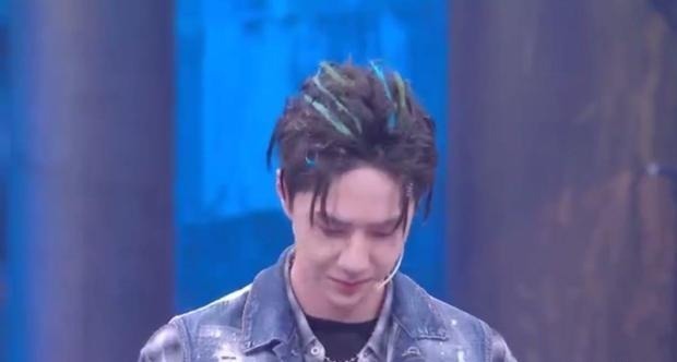 街舞|王一博《街舞》现场“撒谎”,自曝不用自己表情包,否认发给肖战